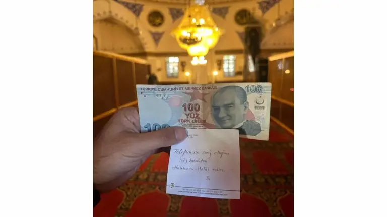 Camide telefonunu �arj etti, 100 TL ve helallik notu b�rakt�