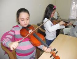 Minik Y�reklerin Keman sevgisi