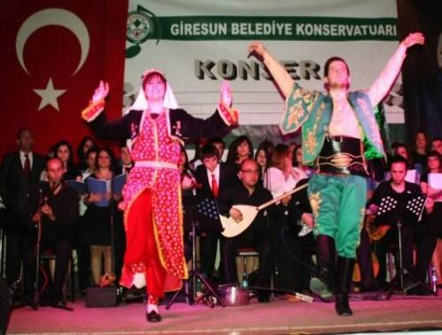 Siyasete ara verdiler, t�rk�lerin tad�na vard�lar