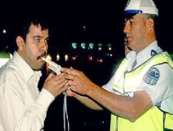 Alkoll� s�r�c�n�n ehliyetine el konulacak...