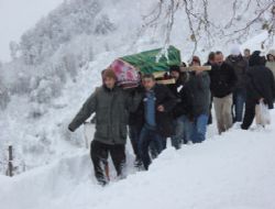 Cenazeyi Kar Alt�nda Defnettiler