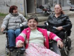Engelli k�z�n ara� sevinci